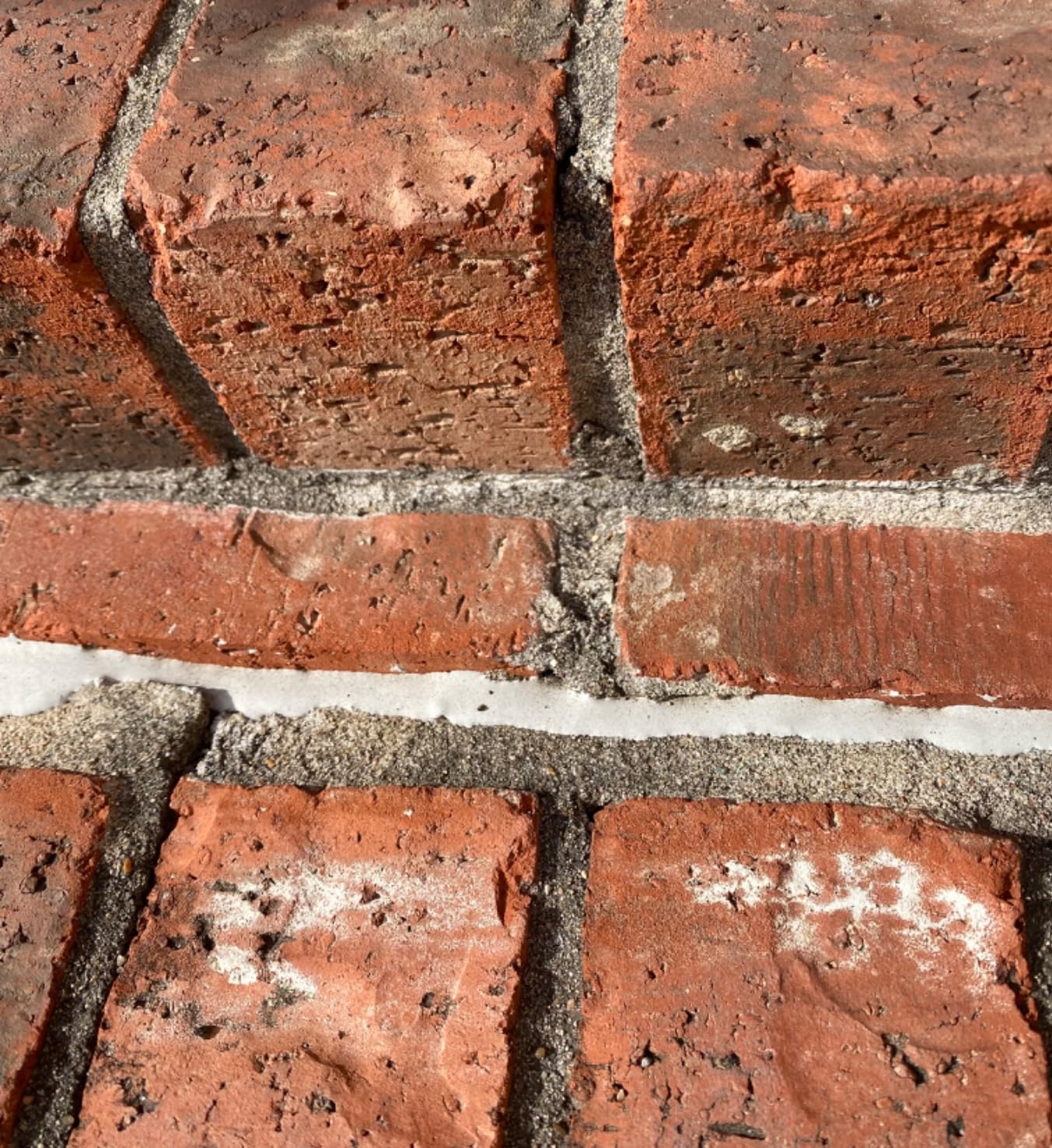 BetonFix! Sigilant profesional care umple fisurile, previne infiltrarea apei și rezistă ani de zile.