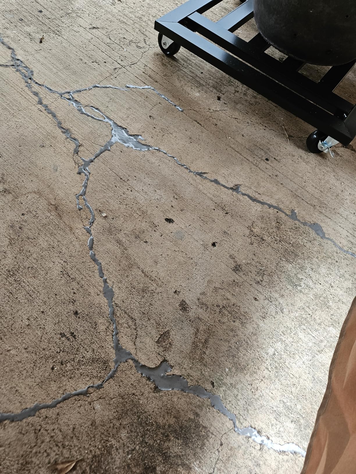 BetonFix! Sigilant profesional care umple fisurile, previne infiltrarea apei și rezistă ani de zile.