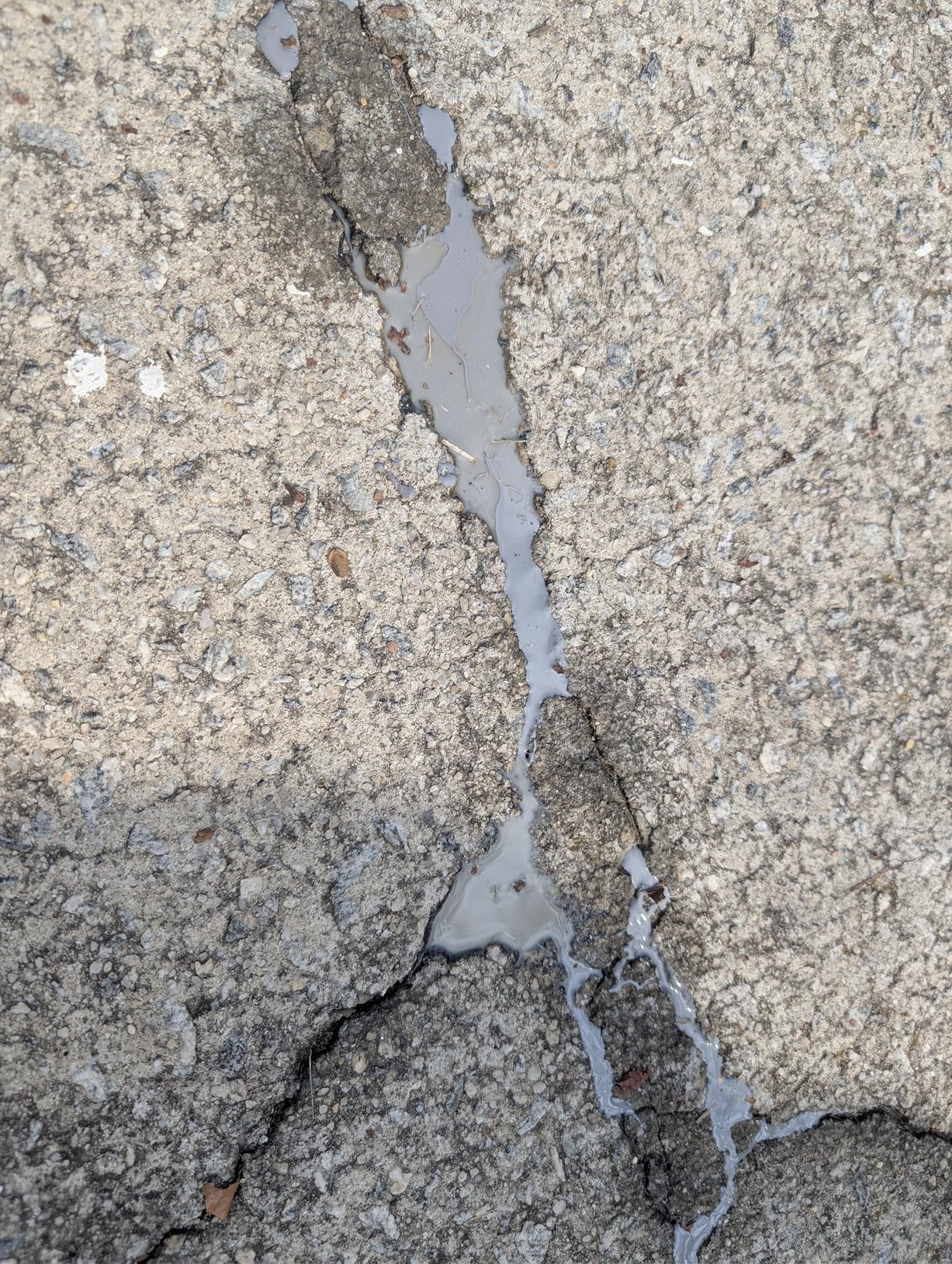 BetonFix! Sigilant profesional care umple fisurile, previne infiltrarea apei și rezistă ani de zile.