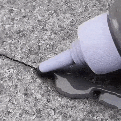 BetonFix! Sigilant profesional care umple fisurile, previne infiltrarea apei și rezistă ani de zile.